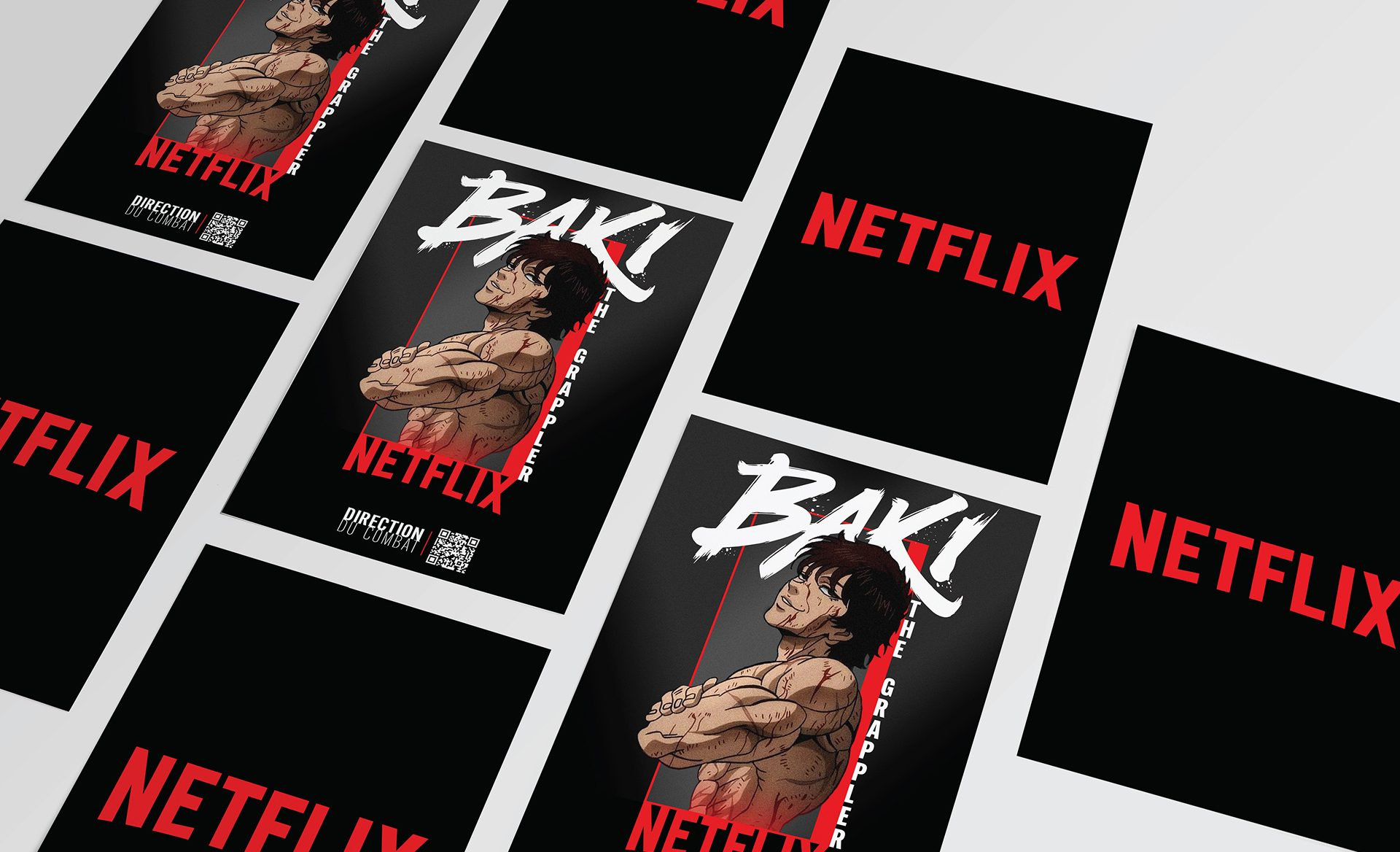 Les cartes · flyers Baki × Netflix posés en quinconce, recto et verso : Baki bras croisés, le logo Netflix rouge sur fond noir
