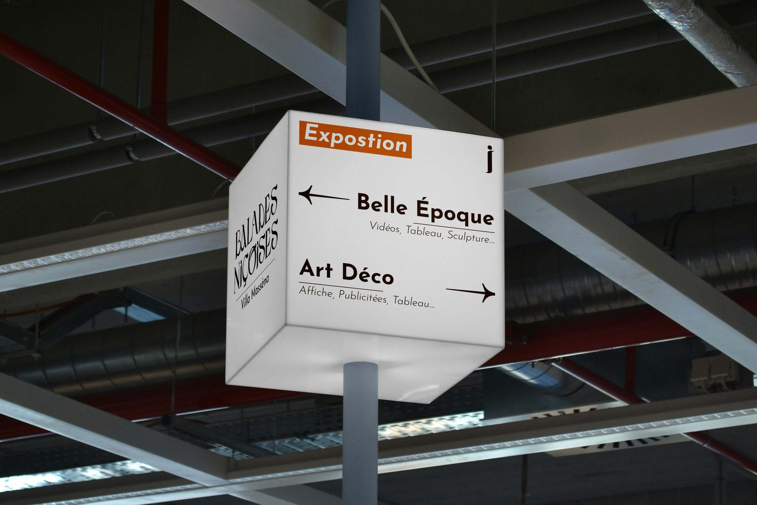 Cube de signalétique suspendu : « Exposition », flèches « Belle Époque » et « Art Déco », le i d’information
