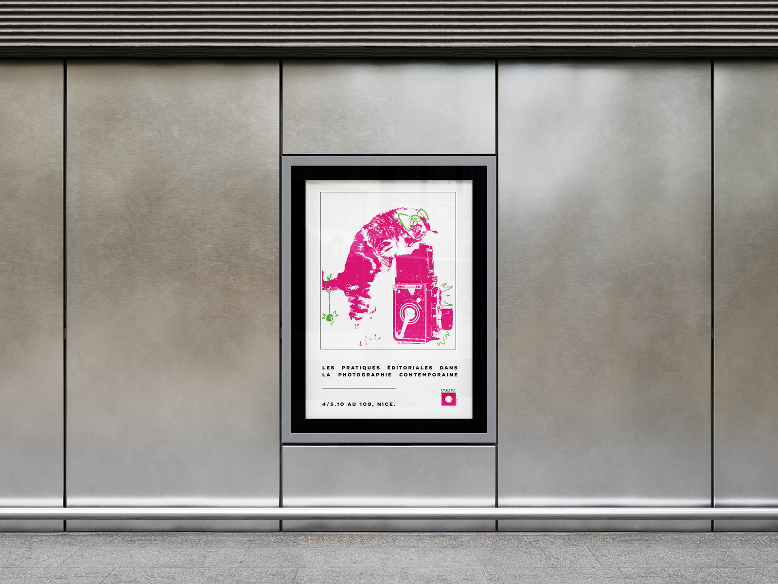 L’affiche magenta d’une édition future : un chat sur un appareil photo, dans un caisson lumineux