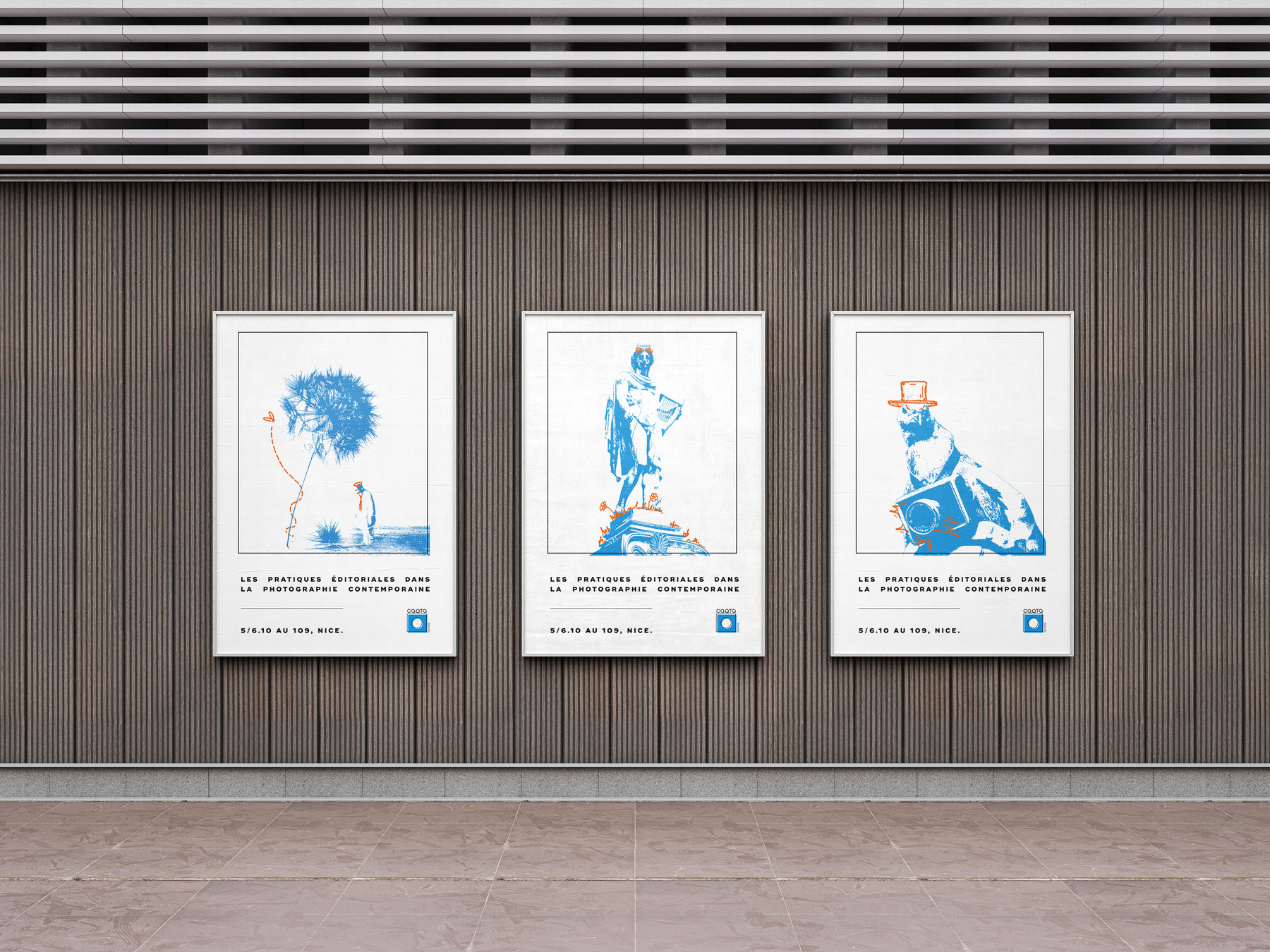 Les trois affiches Carta encadrées sur un mur en bois