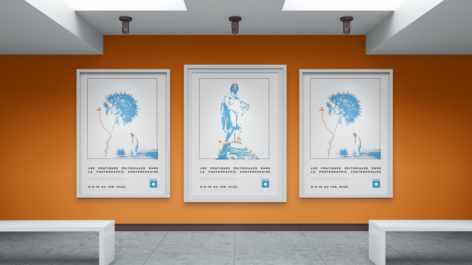 Trois affiches Carta bleues accrochées sur un mur orange, dans une galerie