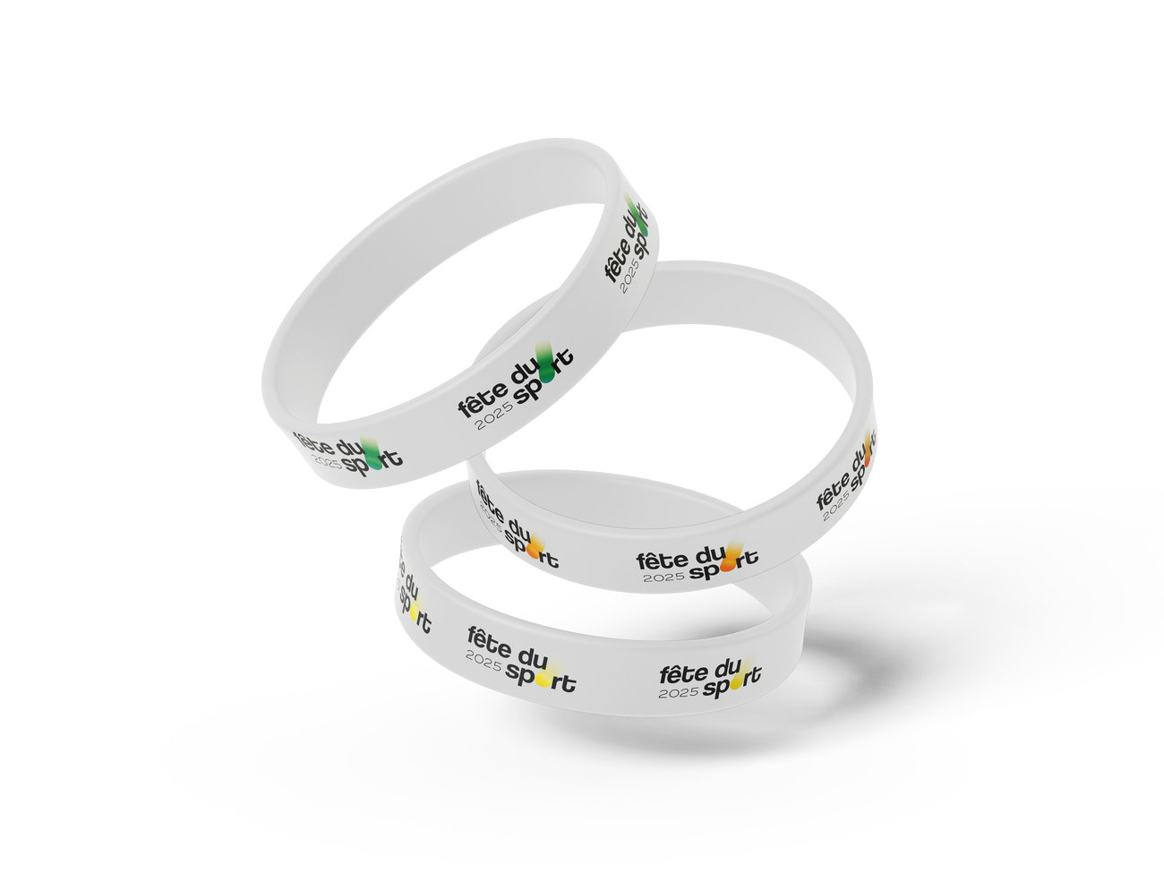 Trois bracelets blancs avec le logo