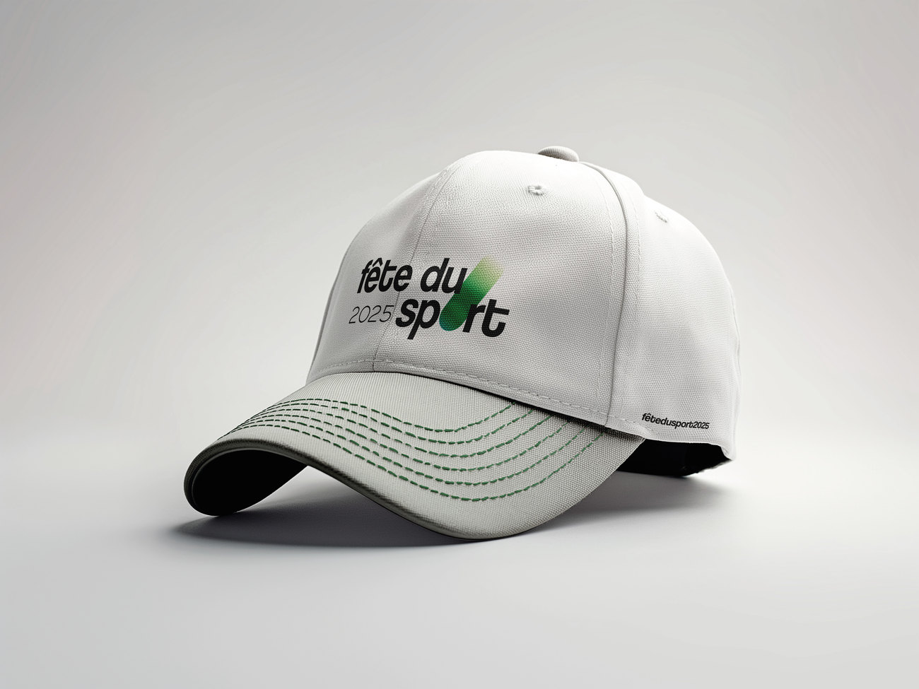 Une casquette blanche avec le logo