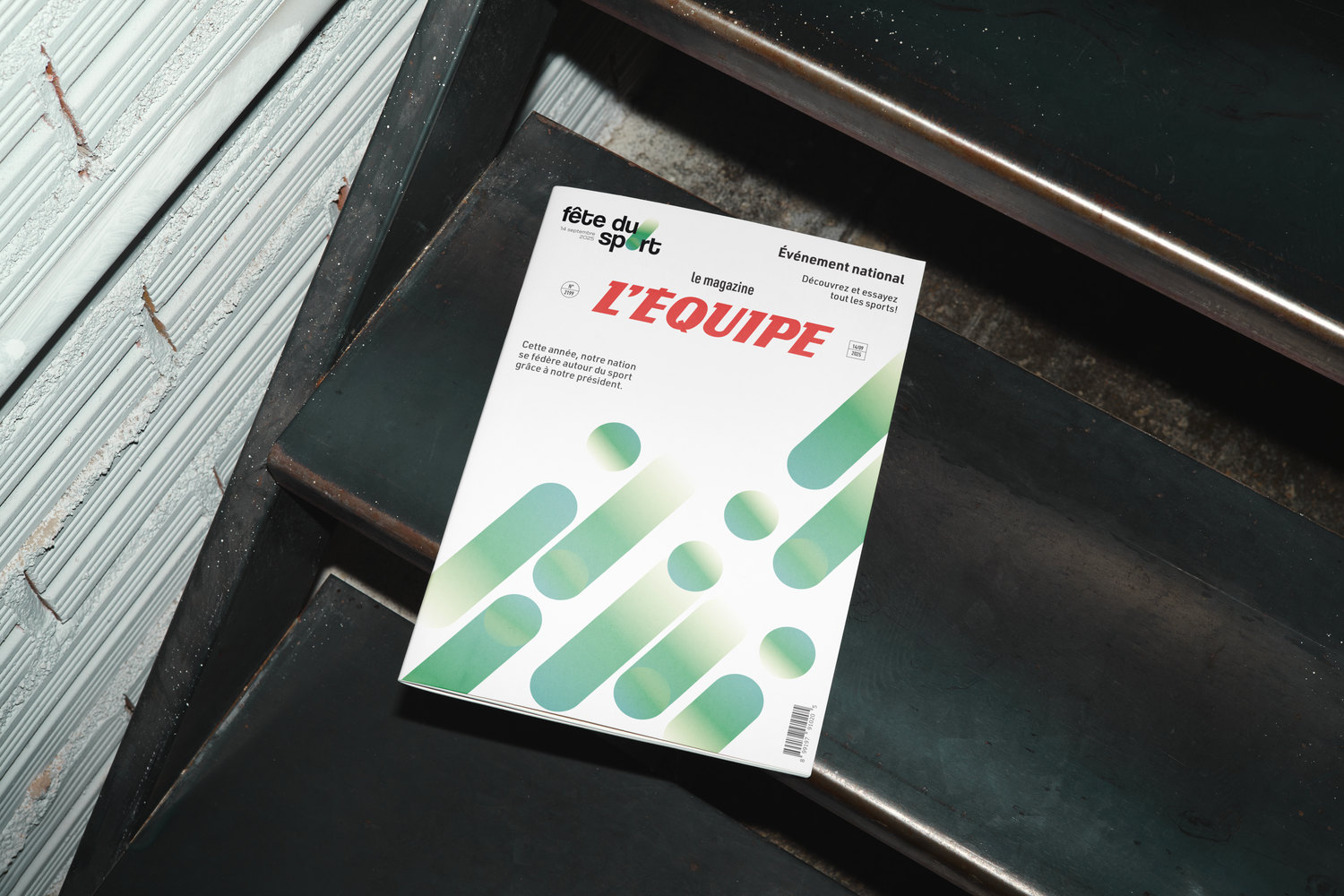 Couverture du magazine L’Équipe aux couleurs de la Fête du sport, posée sur des marches