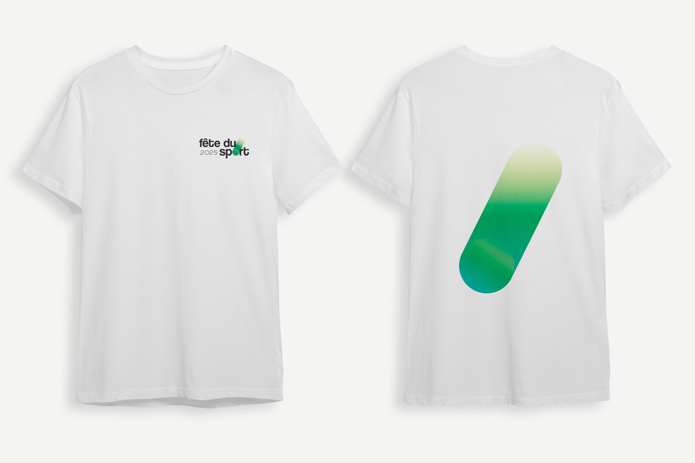 Deux t-shirts blancs : le logo devant, la forme verte dans le dos