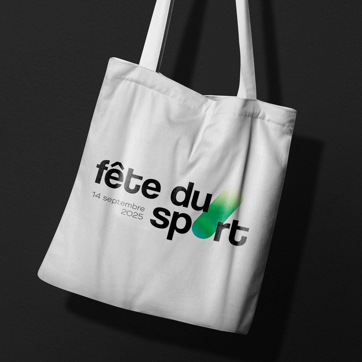 Un tote bag blanc avec le logo, sur fond noir