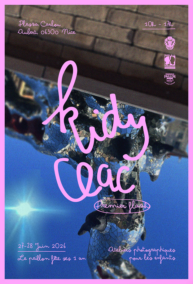 L’affiche Kidy Clac : « kidy clac » en rose sur une photo de fontaine prise à l’envers, bordée de rose