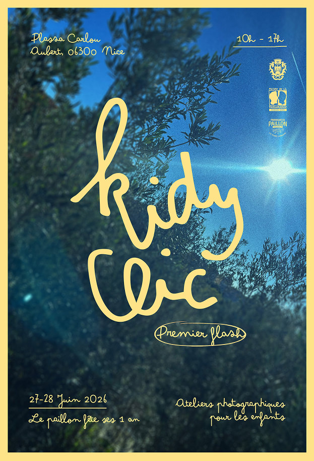 L’affiche Kidy Clic : « kidy clic, premier flash » en jaune sur une photo d’arbres à contre-jour, bordée de jaune