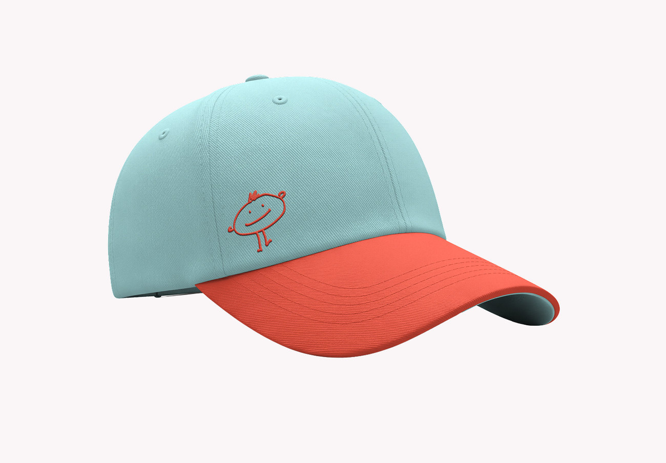 Une casquette bleu pâle à visière rouge, un dessin sur le devant
