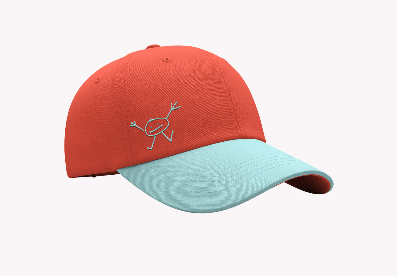 Une casquette rouge à visière bleu pâle, un dessin sur le devant