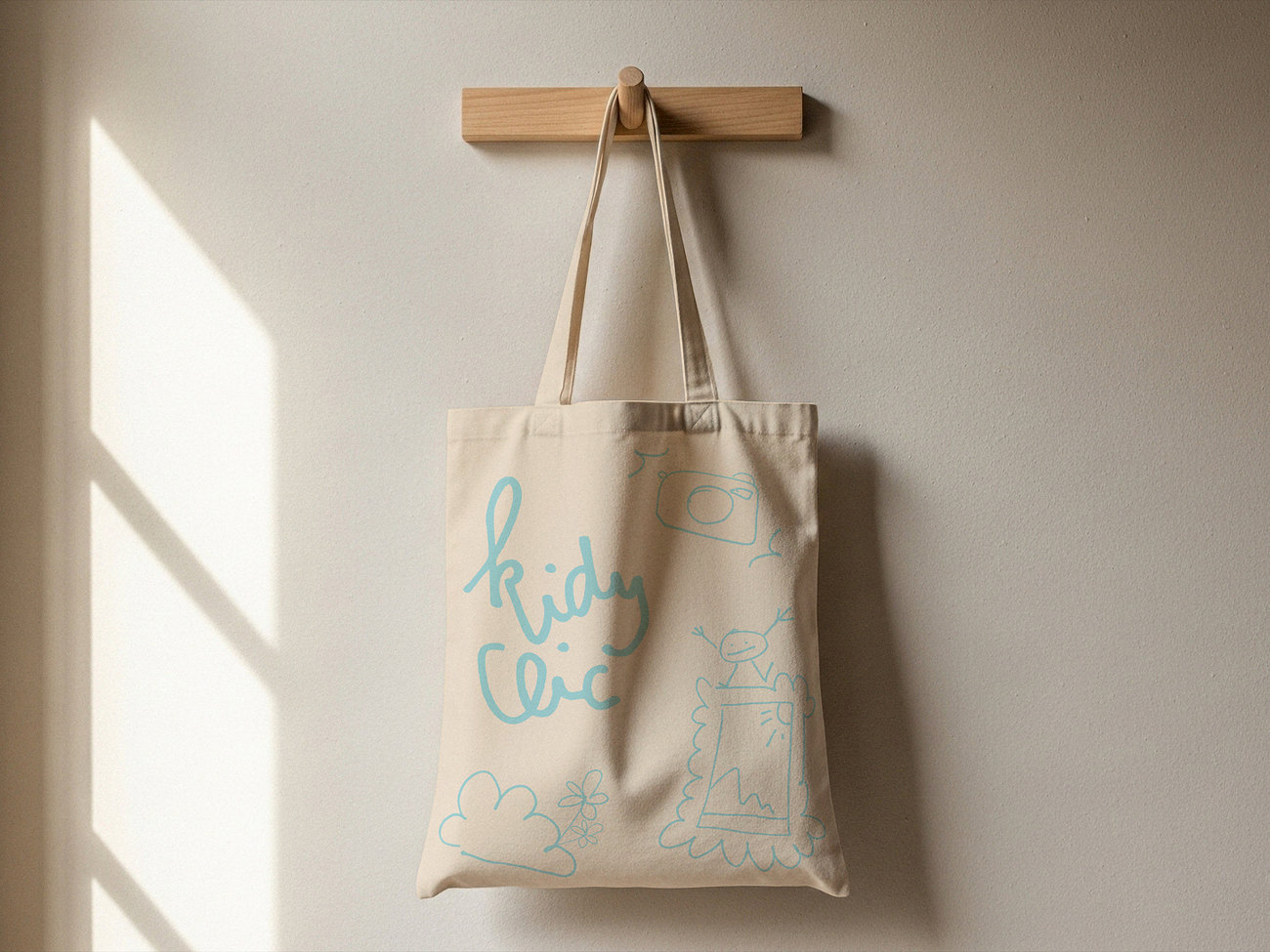 Le même tote bag, le logo et les dessins en bleu