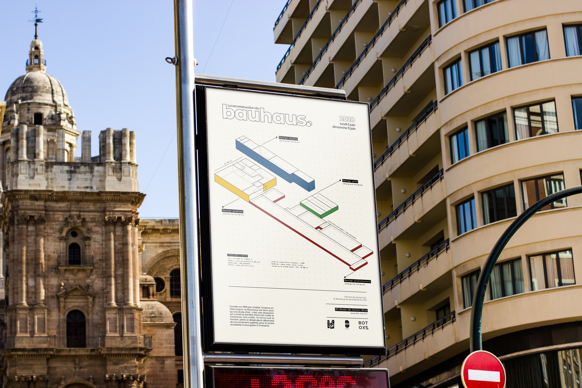 L’affiche générique « La reconstruction du bauhaus » sur un panneau urbain, entre une église baroque et un immeuble aux balcons arrondis