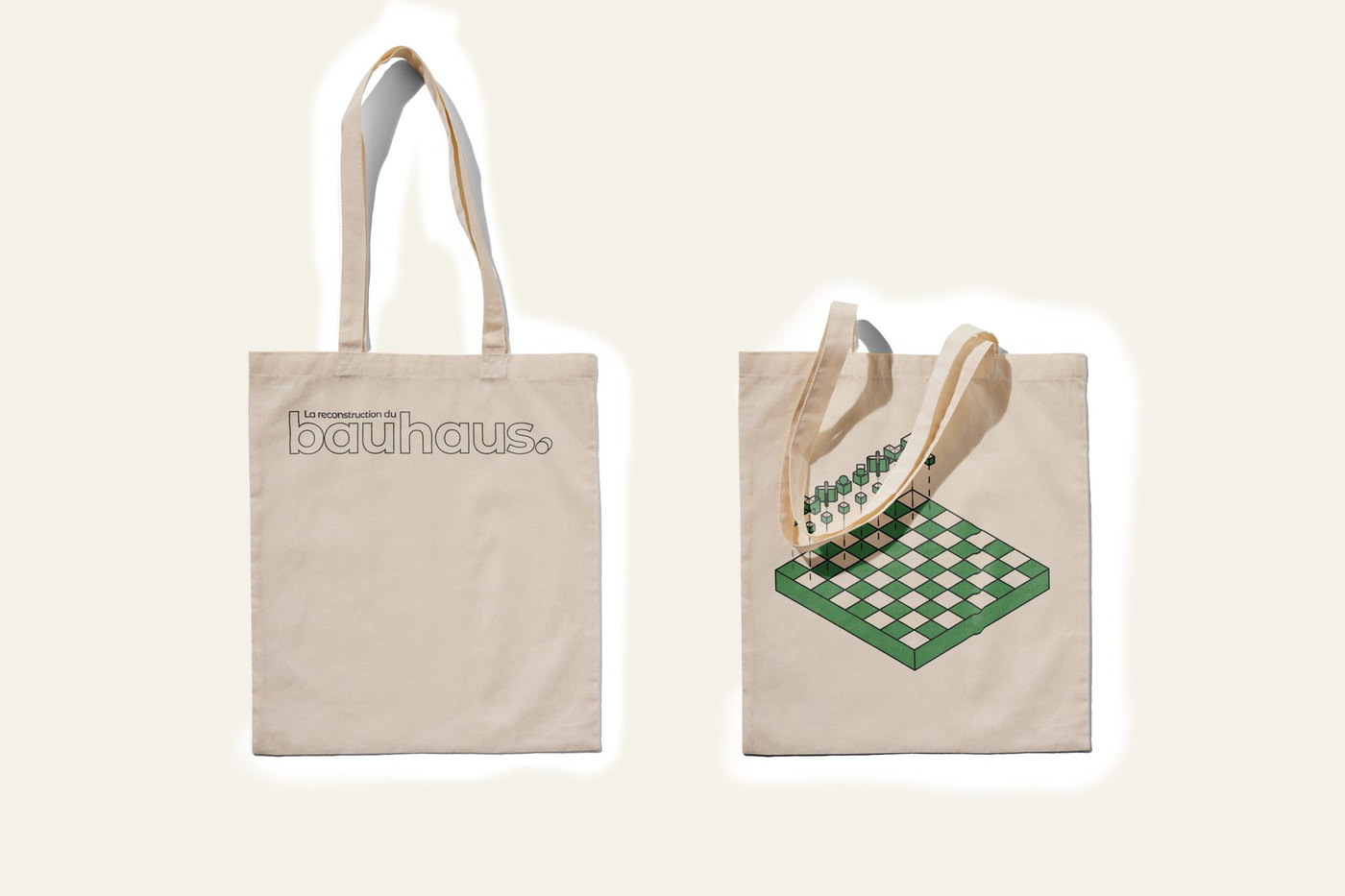Deux tote bags écrus : le titre « bauhaus. » au trait, et l’échiquier vert