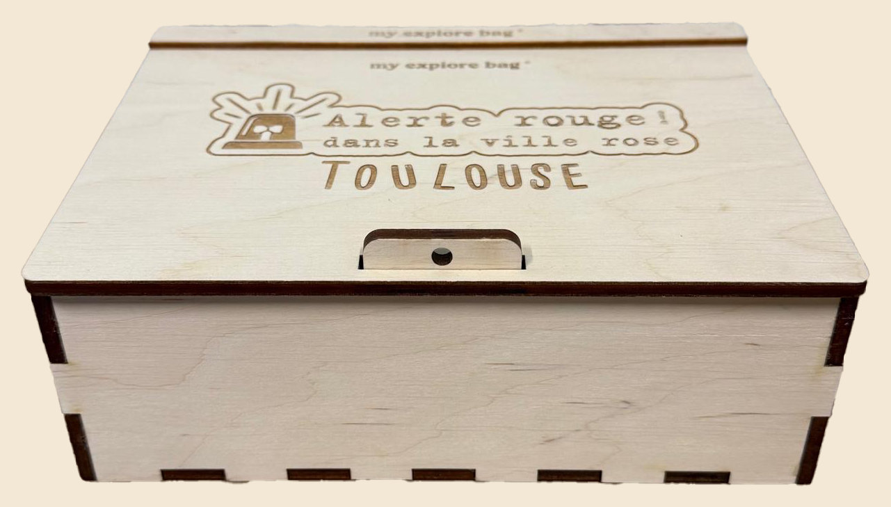 La box fermée, gravée « Alerte rouge ! dans la ville rose, Toulouse »