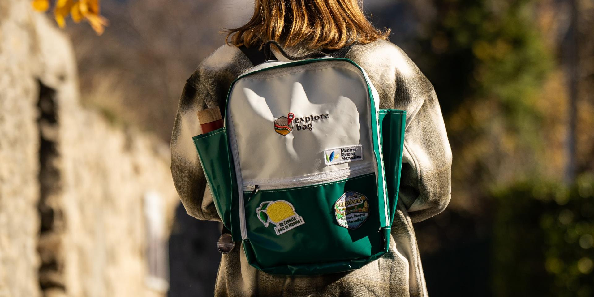 Une joueuse de dos avec le sac vert, dans la vallée de la Roya