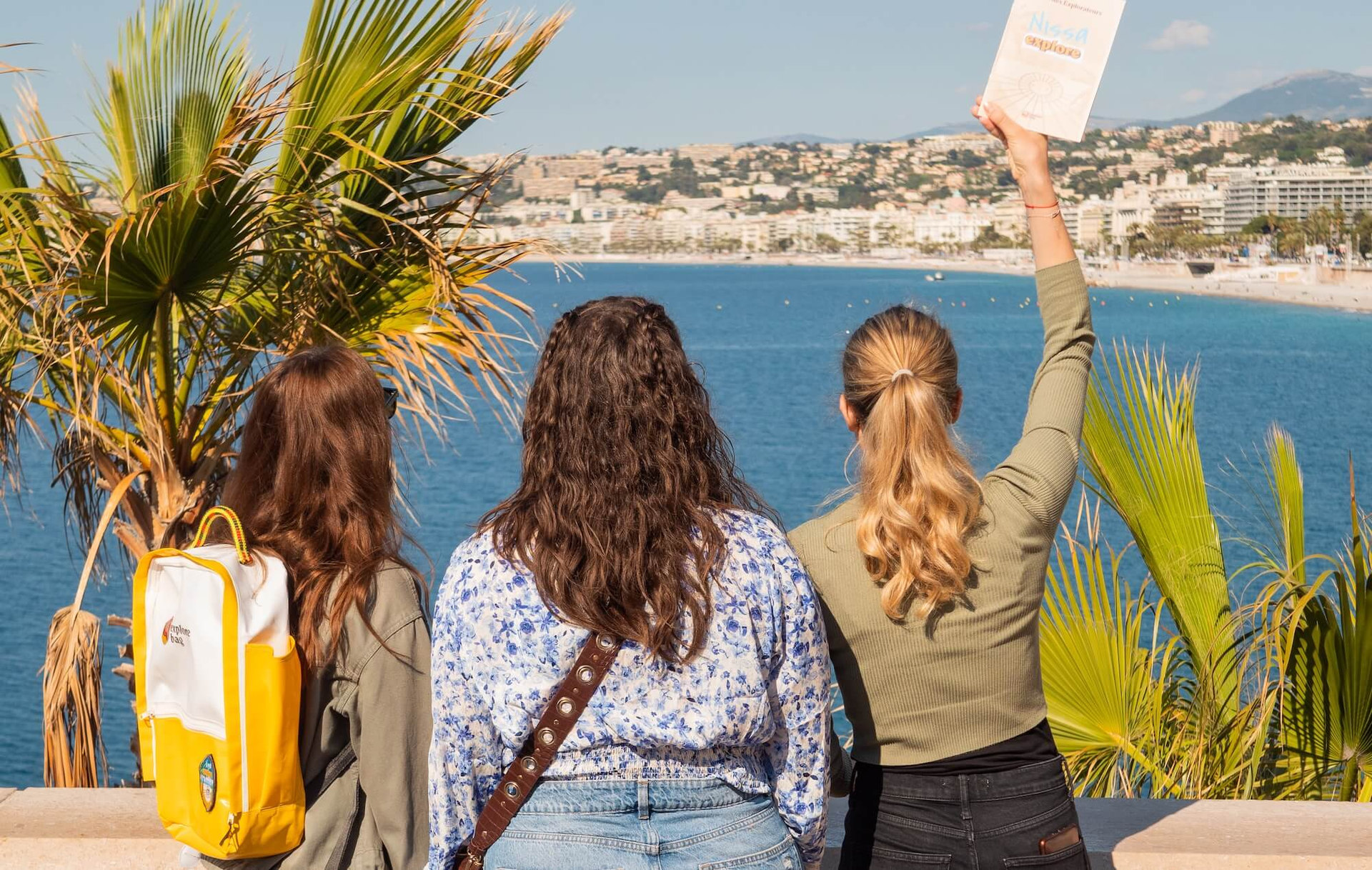 Trois joueuses face à la baie de Nice, l’une brandit sa fiche