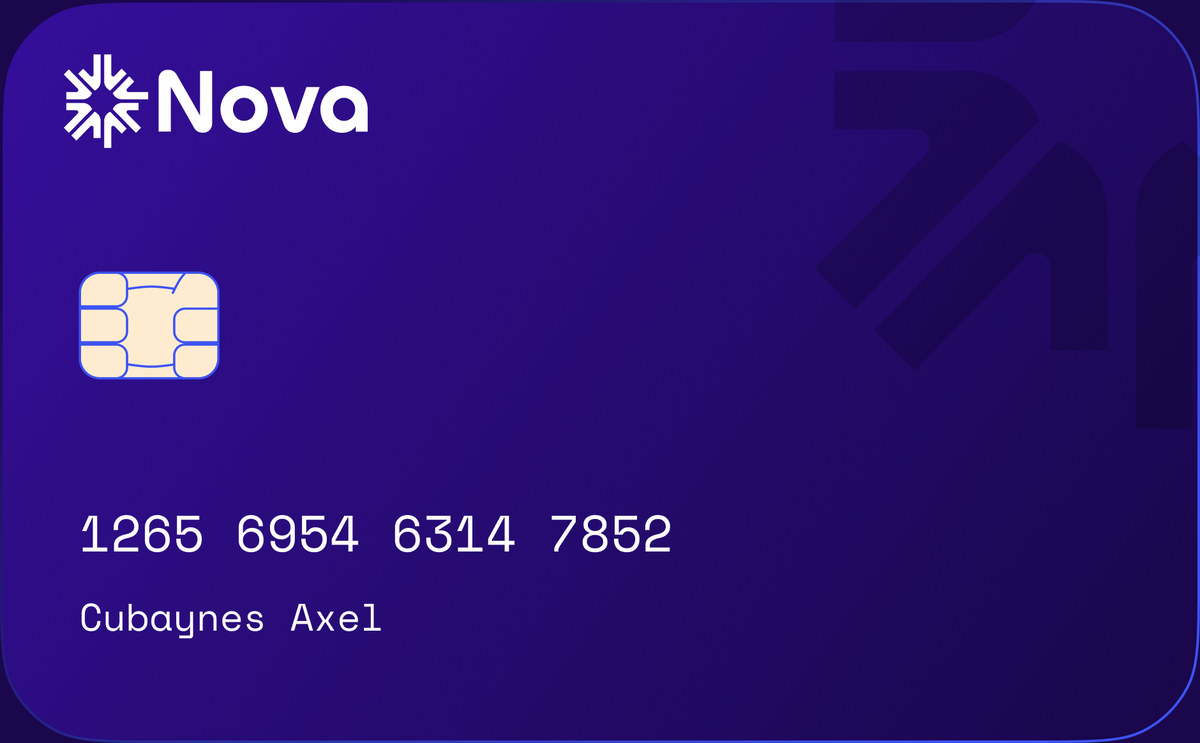 Recto de la carte Nova : le logo, la puce, le numéro et le nom Cubaynes Axel sur un dégradé violet