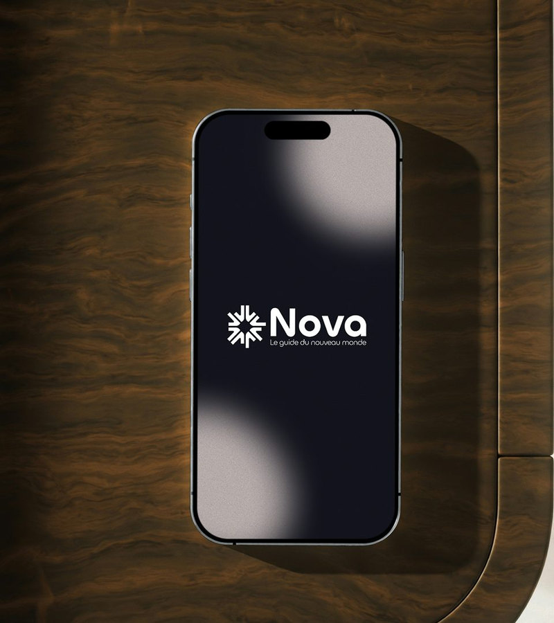 Un téléphone posé sur une table en bois sombre affiche le logo Nova