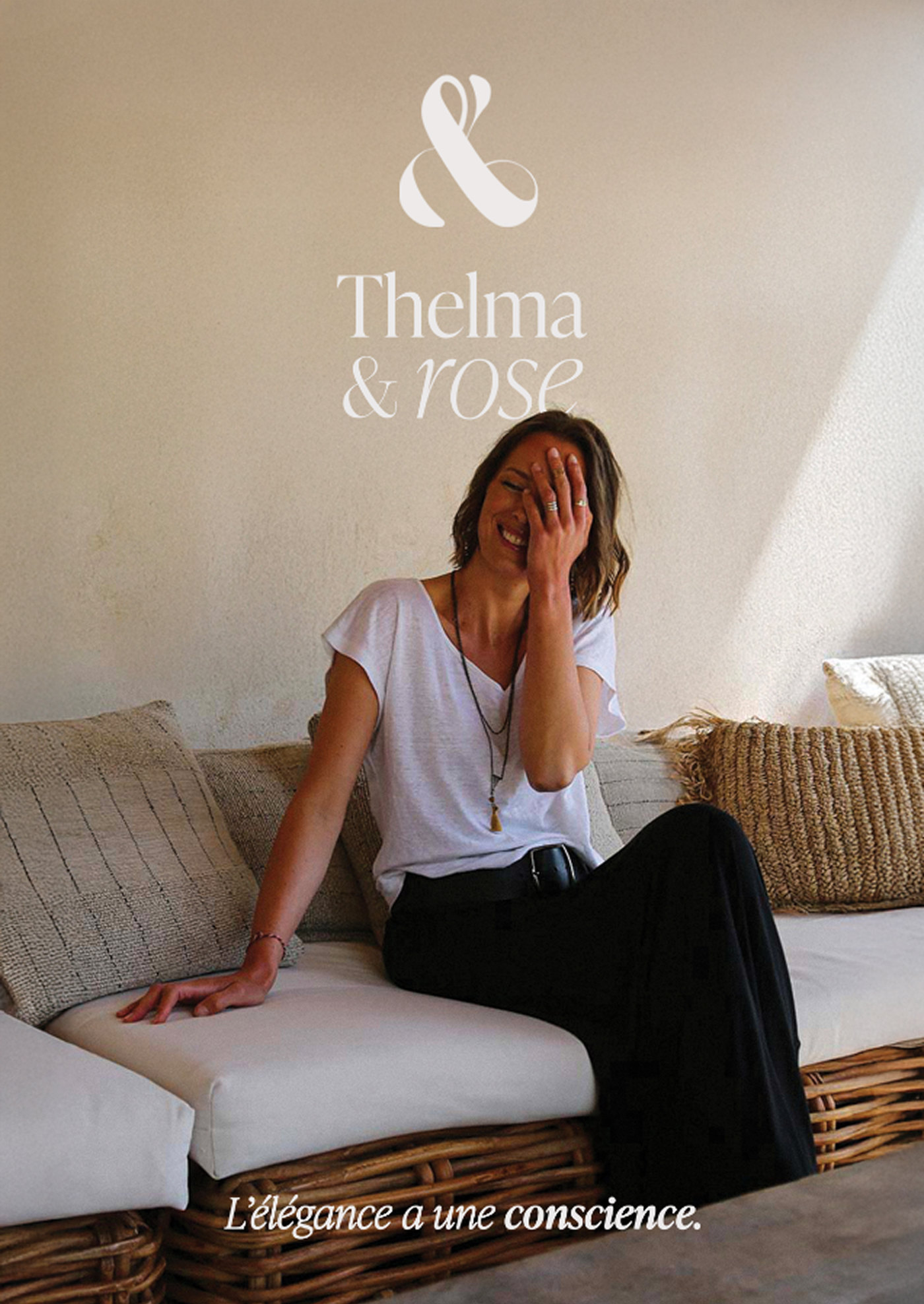 Affiche : une femme rit, assise sur une banquette en rotin, logo blanc en haut