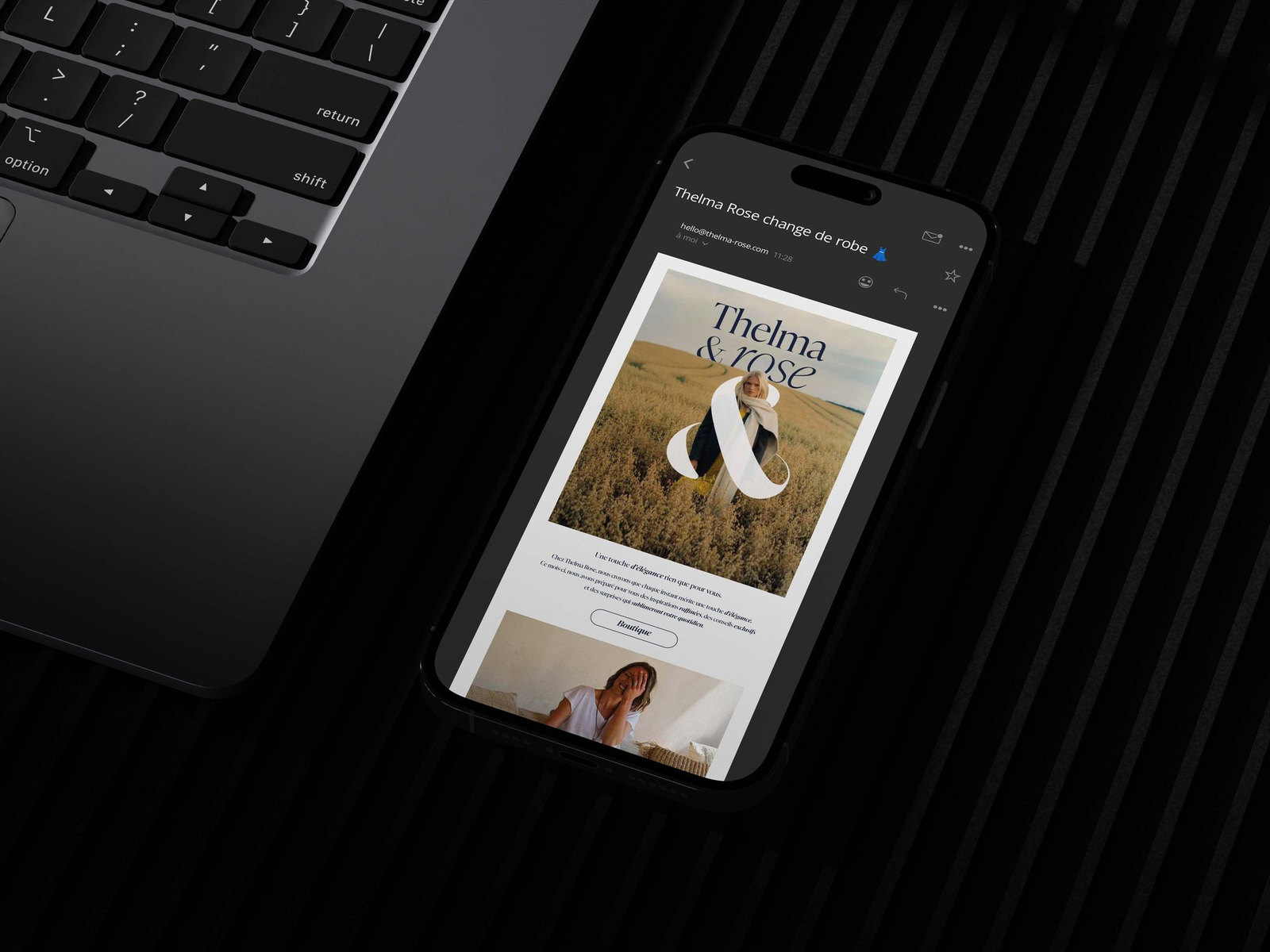 Un téléphone affiche la newsletter : « Thelma Rose change de robe »