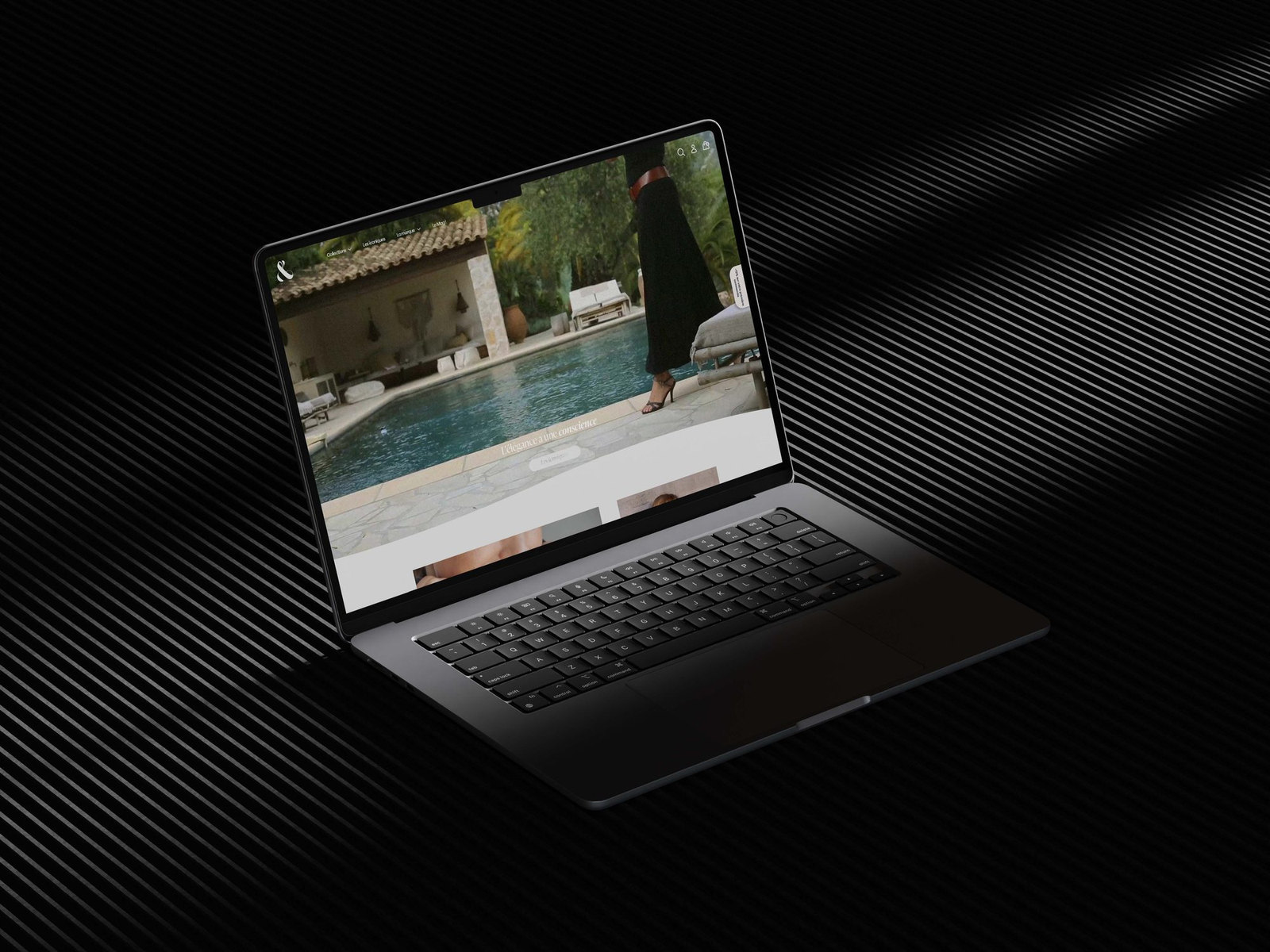 Un ordinateur portable affiche la page d’accueil du site : une femme au bord d’une piscine